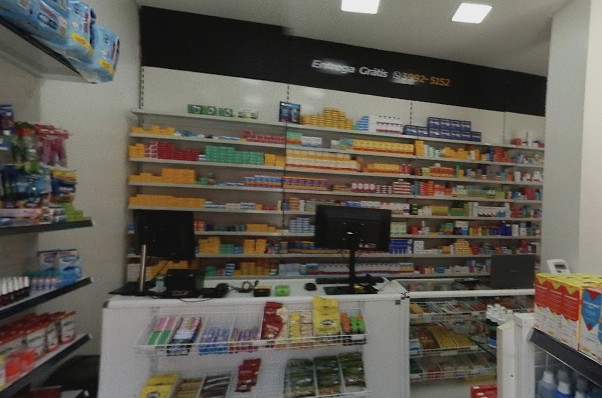 Farmacêutica atendendo cliente com atenção e cuidado