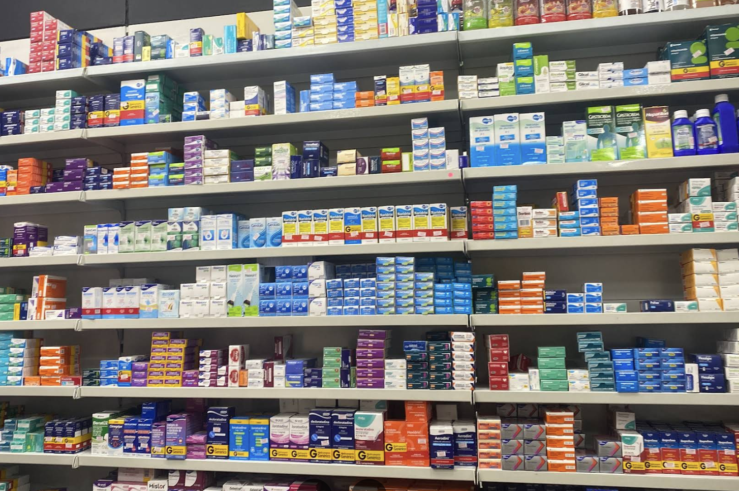 Corredor com ampla variedade de produtos de saúde e bem-estar