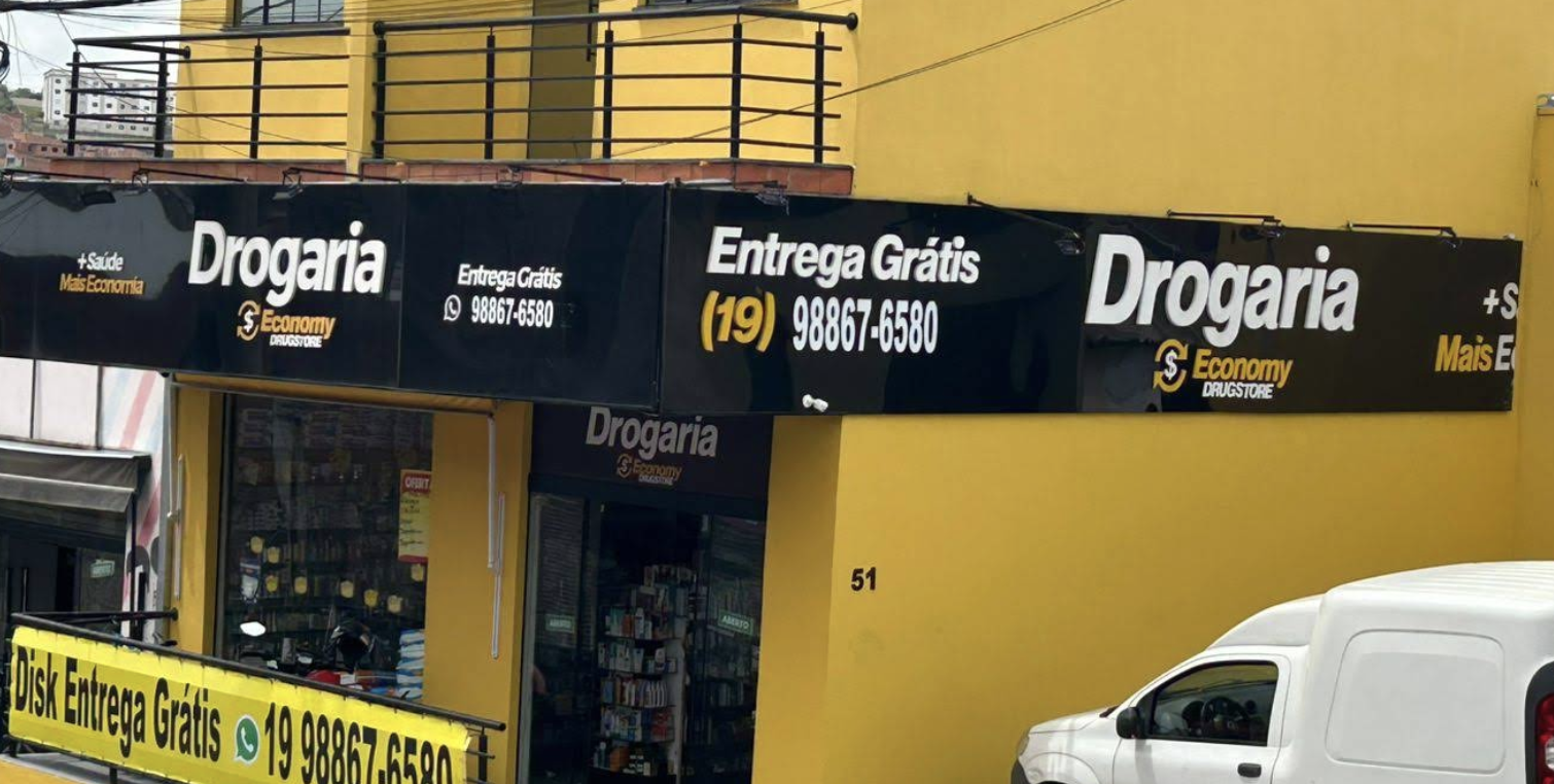 Interior espaçoso e organizado da Drogaria Economy